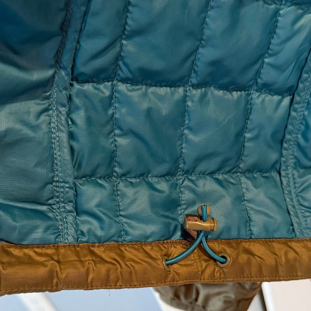 L.L.Bean PrimaLoft Packaway Hooded Jacket in olive green with teal accents - Picture 8 of 16